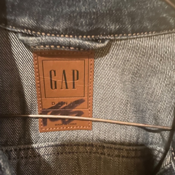 Gap- distressed down to waist denim jacket - Picture 4 of 11